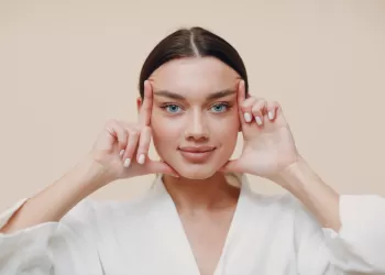 Ameliyatsız Yüz Germe: Gençliği Yeniden Yakalamanın Sırrı