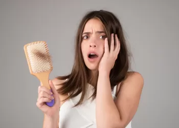 Saçlarım Dökülüyor Ne Yapmalıyım?