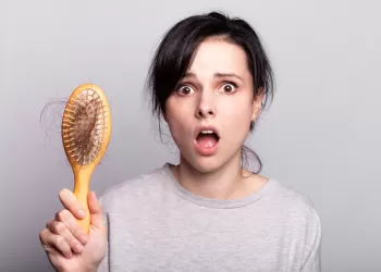 Kadınlarda Saç Dökülmesi Neden Olur?